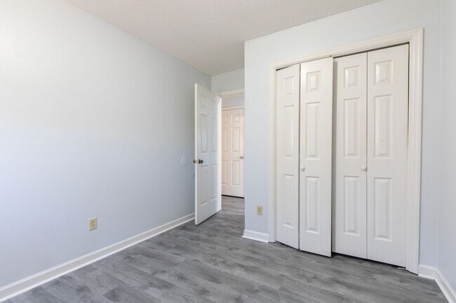 Building Photo - 3 bed 2.5 bsth