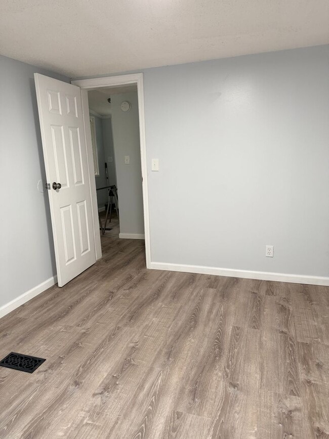 Building Photo - Rare Rockford rental available now!