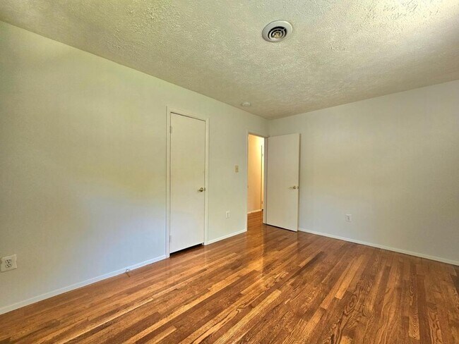 Building Photo - 4123 Glendale Rd
