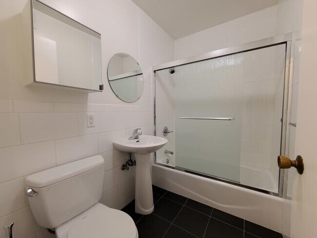 Building Photo - 2 bedroom in San Francisco CA 94114