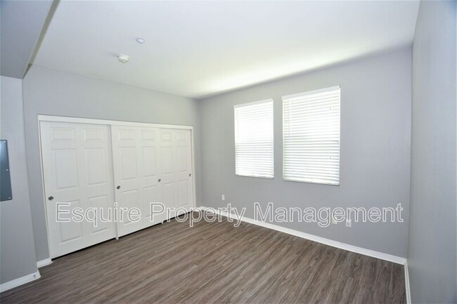 Building Photo - 290 Riverdale Ct