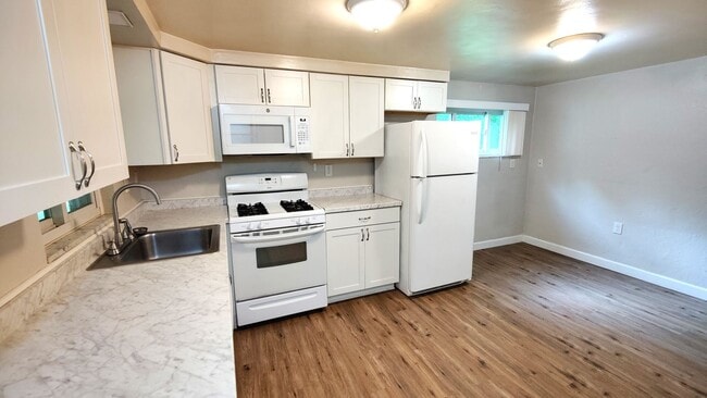 Building Photo - *Spacious & Updated 3BD/2BA Single-Family Home Available in Bethel Park*