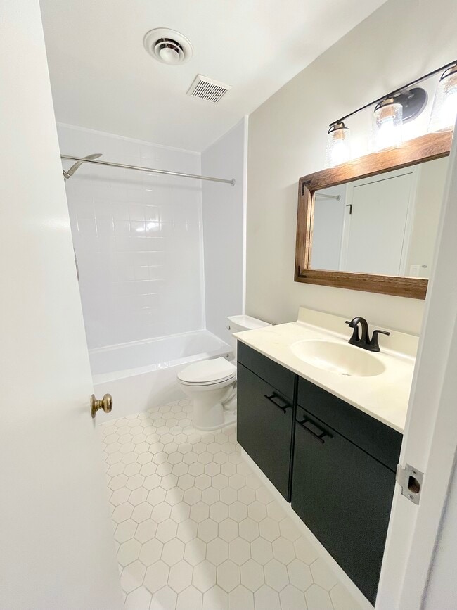 Building Photo - 5 Spring House Rd