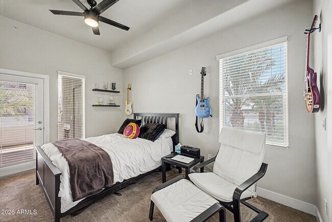 Building Photo - 945 E Playa Del Norte Dr