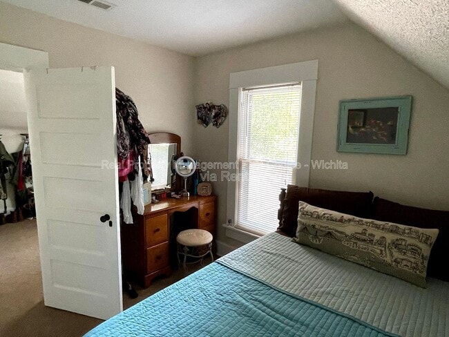 Building Photo - 830 S Fern St