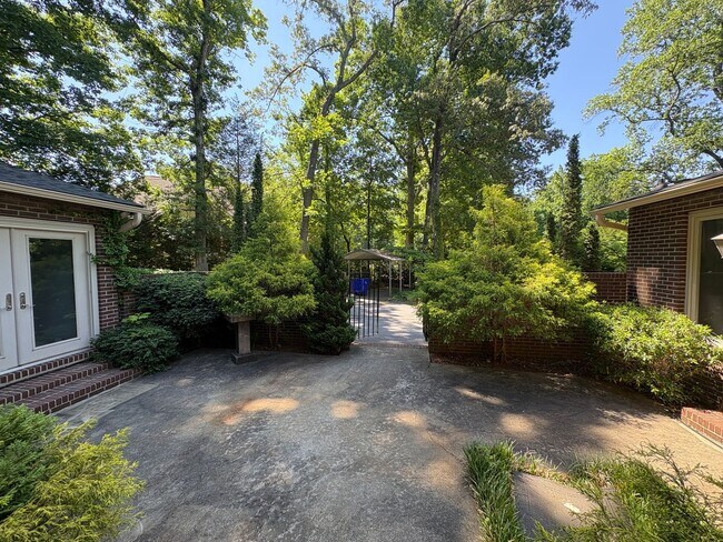 Building Photo - Large Lakefront Home Minutes from Downtown Greenville!
