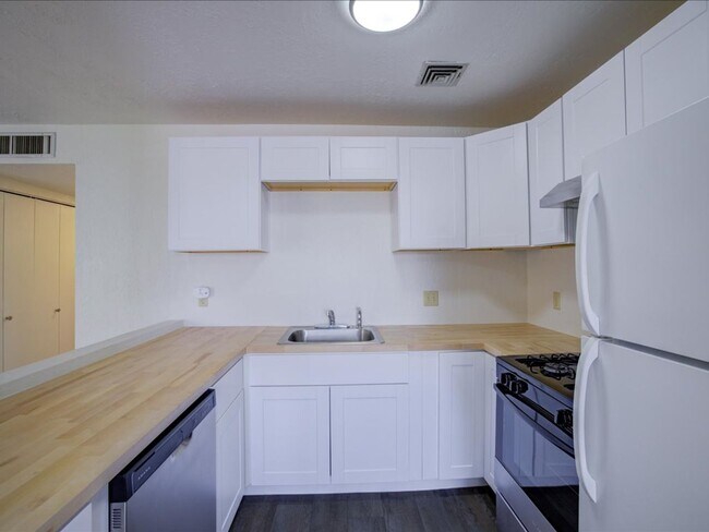 Building Photo - 2 Bedroom, 2 Bathroom with Community Pool!