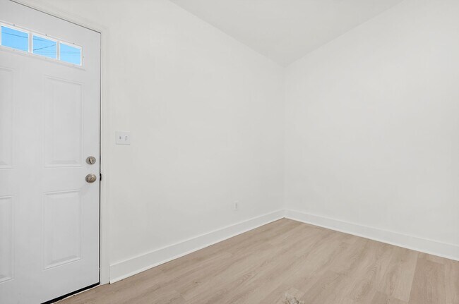 Building Photo - GORGEOUS end unit in Baltimore! 3 Bedrooms 3 Bathrooms Plus a Rec Room!