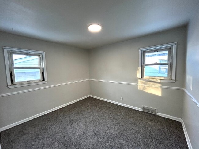 Building Photo - Lovely 3 Bedroom 1 Bathroom now available for rent