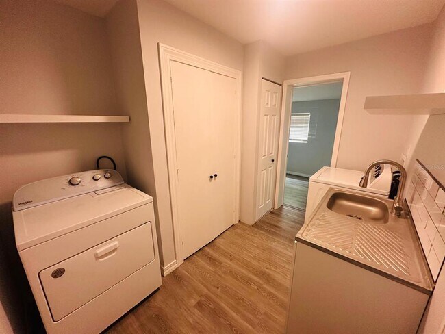 Building Photo - 408 NE 12th Ave