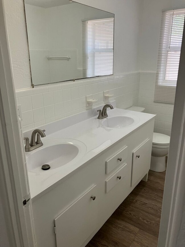 Building Photo - 3 bed 2 bath Home