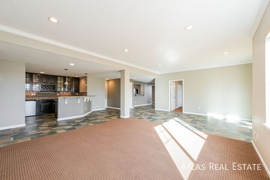 Building Photo - 6242 S Oak Hill Ct