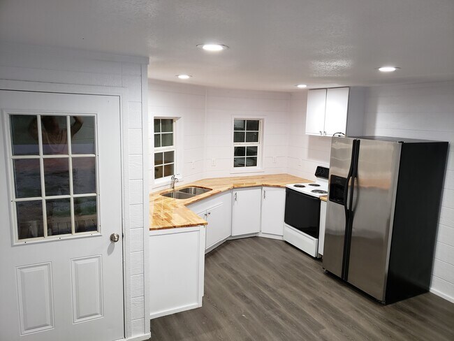 Building Photo - 10525 Sims Rd