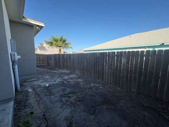 Building Photo - DCR602