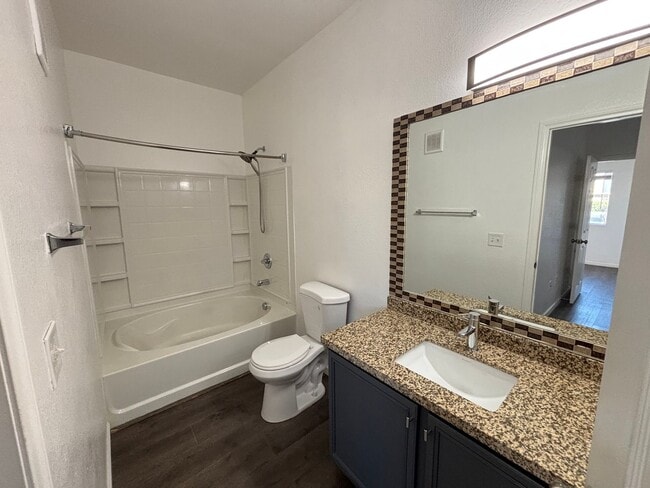 Building Photo - Modern 2bed/1.5bath  Condo nestled in a great area!