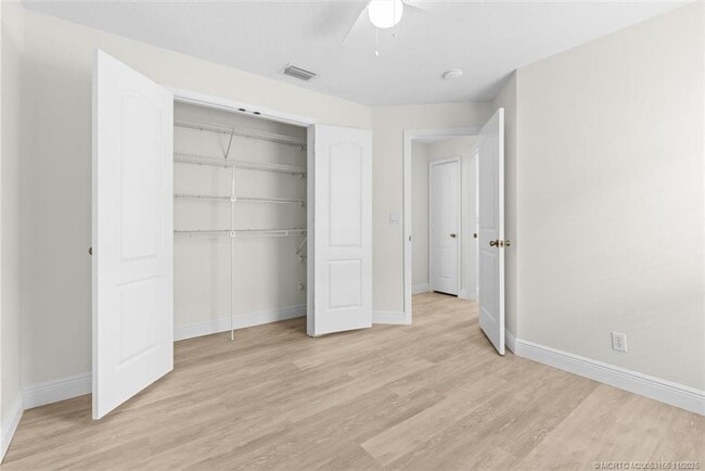 Building Photo - 920 NW Waterlily Pl