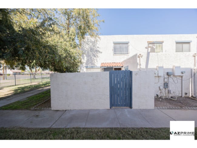 Building Photo - Your Perfect Phoenix Retreat - Gorgeous 2/1 Townhouse!