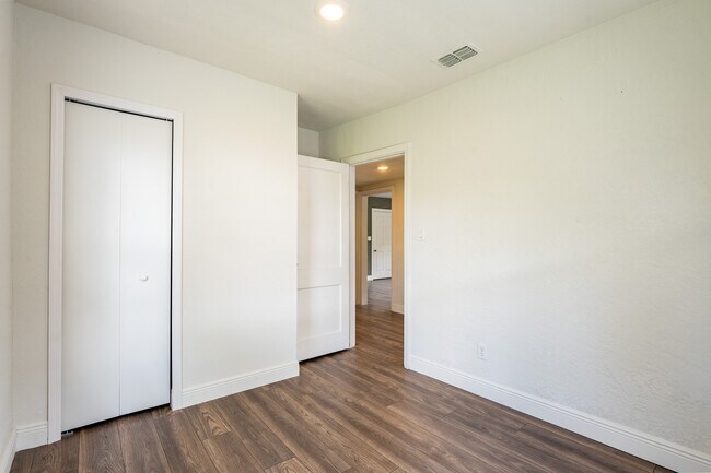 Building Photo - 1052 Magnolia Ave