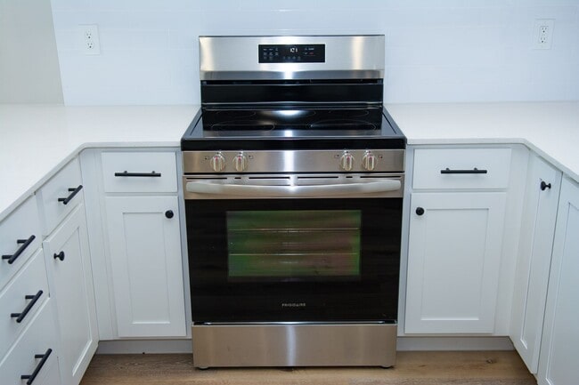 Building Photo - New Townhome just 8.5 miles from Old Spani...