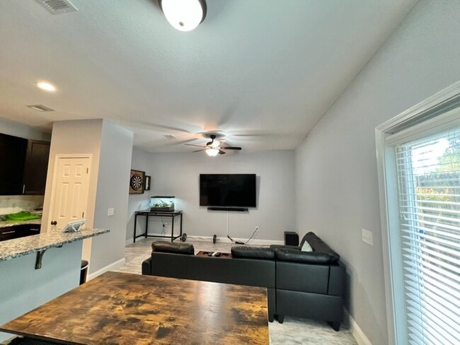 Building Photo - 2100 Pomegranate Ct