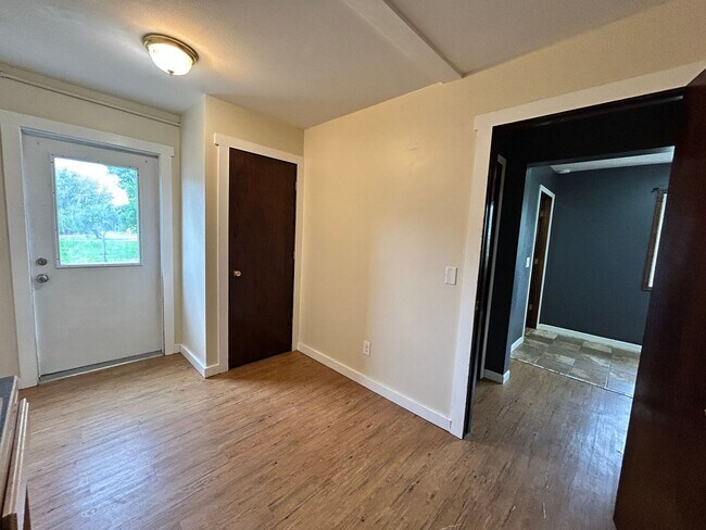 Building Photo - 529 W River Rd