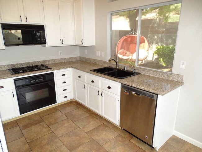 Building Photo - Beautiful One Story 2 Bedroom Townhome Wit...