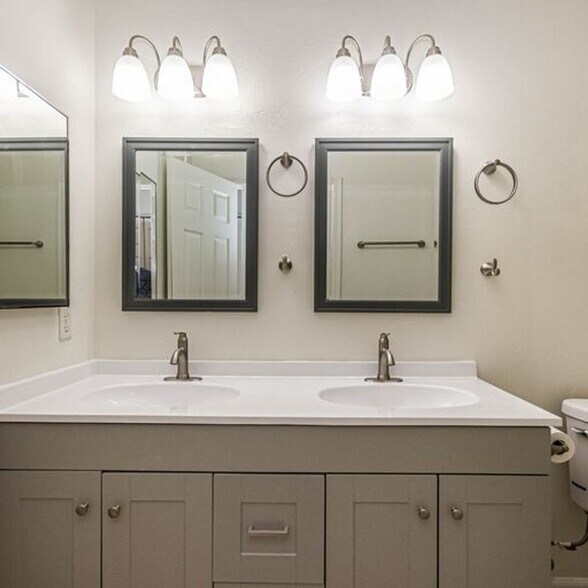 Building Photo - 610 E Waverly St