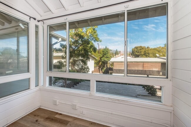 Building Photo - Spacious Downtown 2 bed/ 2.5 bath Condo - 2 blocks from Cottage!