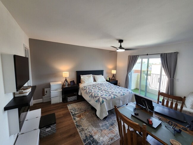 Building Photo - Completely Remodeled 3rd Floor Top Unit with Bay Views