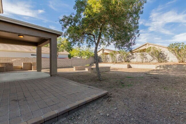 Building Photo - 24110 W Hadley St