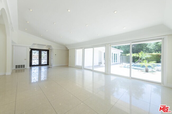 Building Photo - 16379 Meadow Ridge Rd W