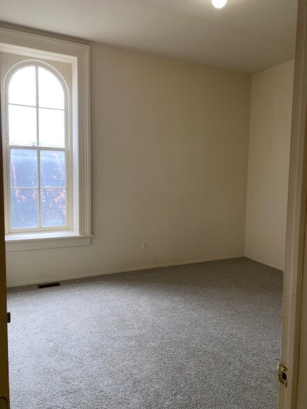 Building Photo - 140 E Main St