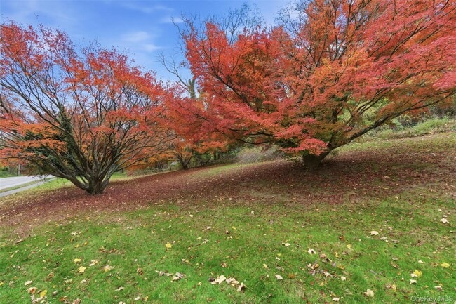 Building Photo - 327 W Neck Rd