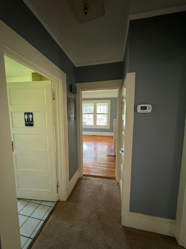 Building Photo - Gorgeous 2 Bedroom 1 Bathroom Single Family Home Located in the Heart of Midtown! Includes Hardwo...