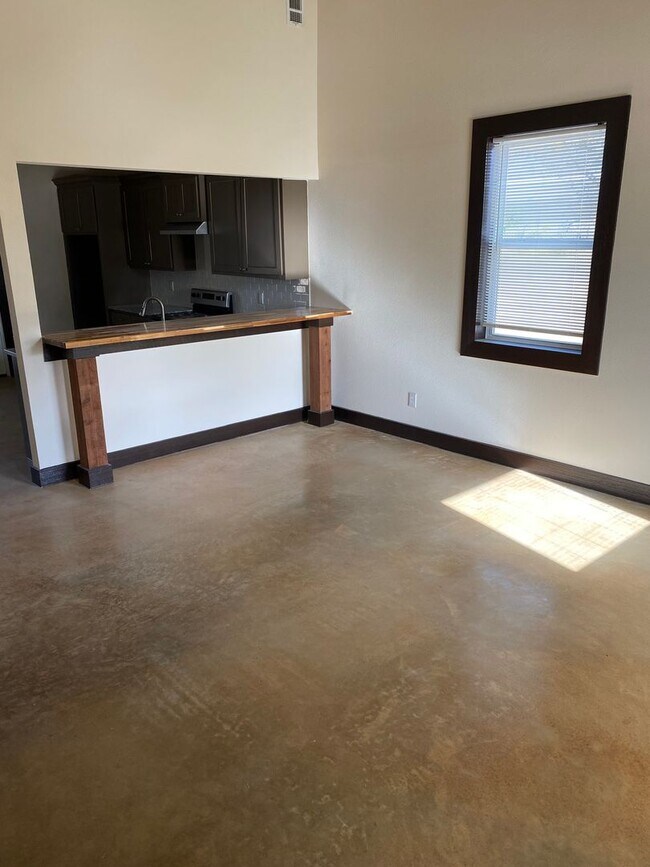 Building Photo - 1051 Deer Ln