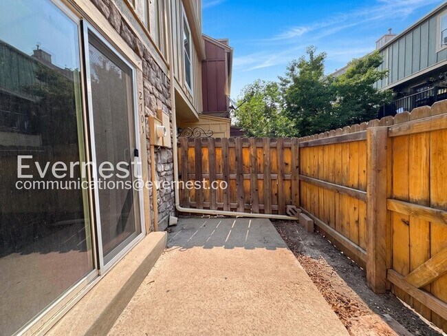 Building Photo - 3 Bed/2.5 Bath Townhome with Fenced Yard / Available Now!