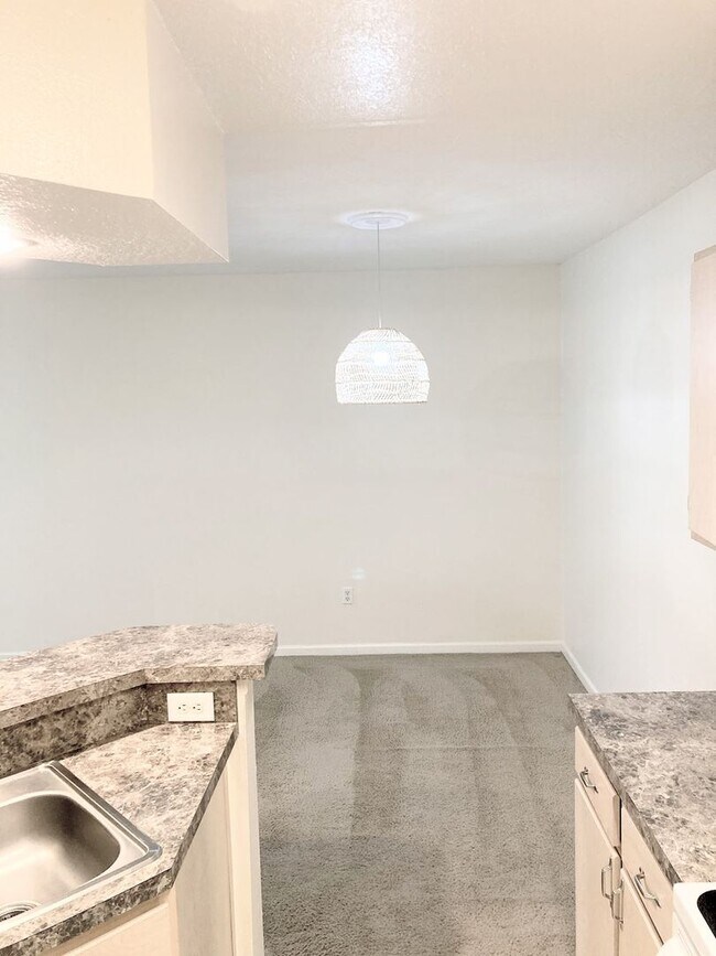 Building Photo - Beautiful 1/1 Condo x Rent @ The Crest at ...