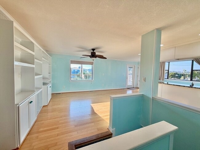 Building Photo - 723 Sailfish Dr