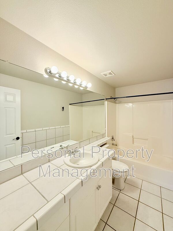 Building Photo - 2312 NE 106th St