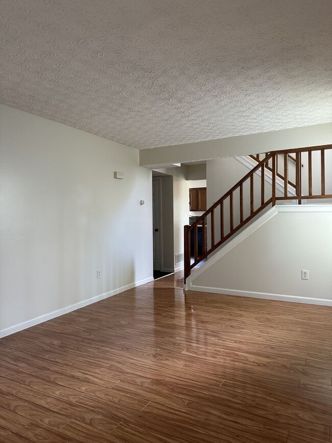 Building Photo - 3 Bedroom 2.5 Bath Townhome available in H...