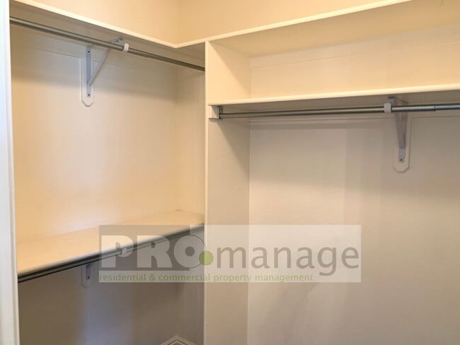 Building Photo - 2 Bed / 2 Bath Townhome w/ 2 Car Garage - ...