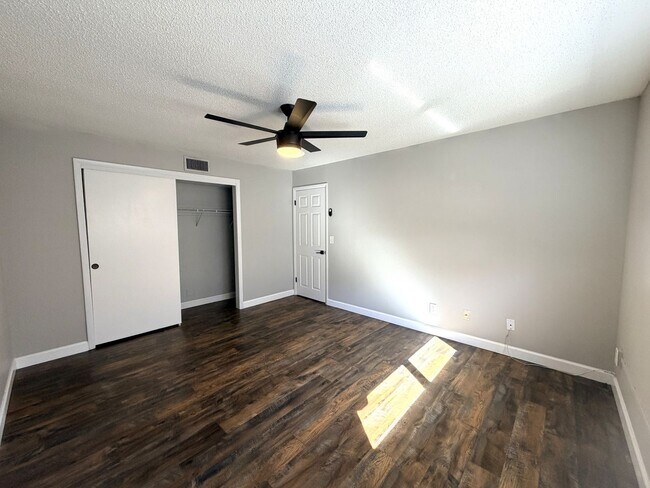 Building Photo - FIRST MONTH'S FREE RENT 2/1 STUNNING CONDO...
