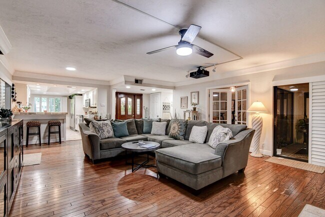 Building Photo - 20 Via Lago