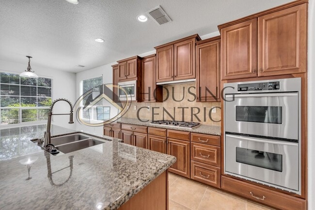Building Photo - Beautiful Executive Home w/ Pool on 1/2 Ac...
