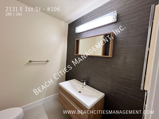 Building Photo - Condo located One Block from the Beach wit...