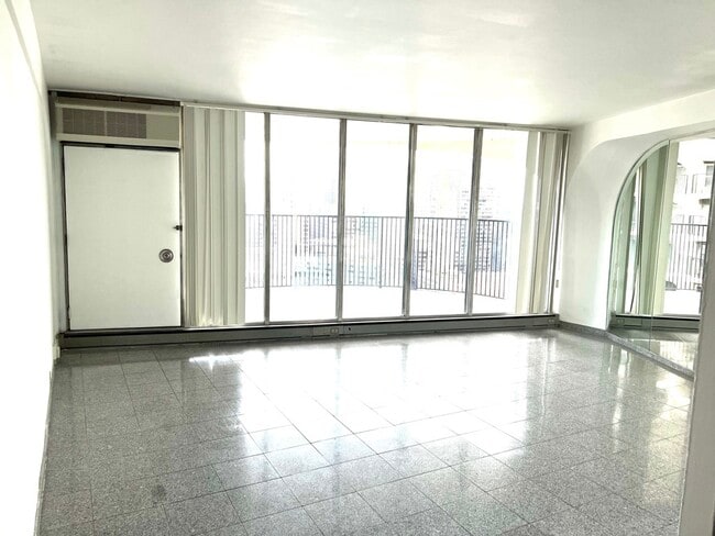 Building Photo - 300 N State St