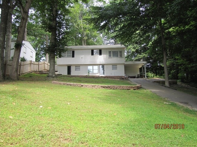 Building Photo - Spacious 5 Bedroom Home with Spectacular L...