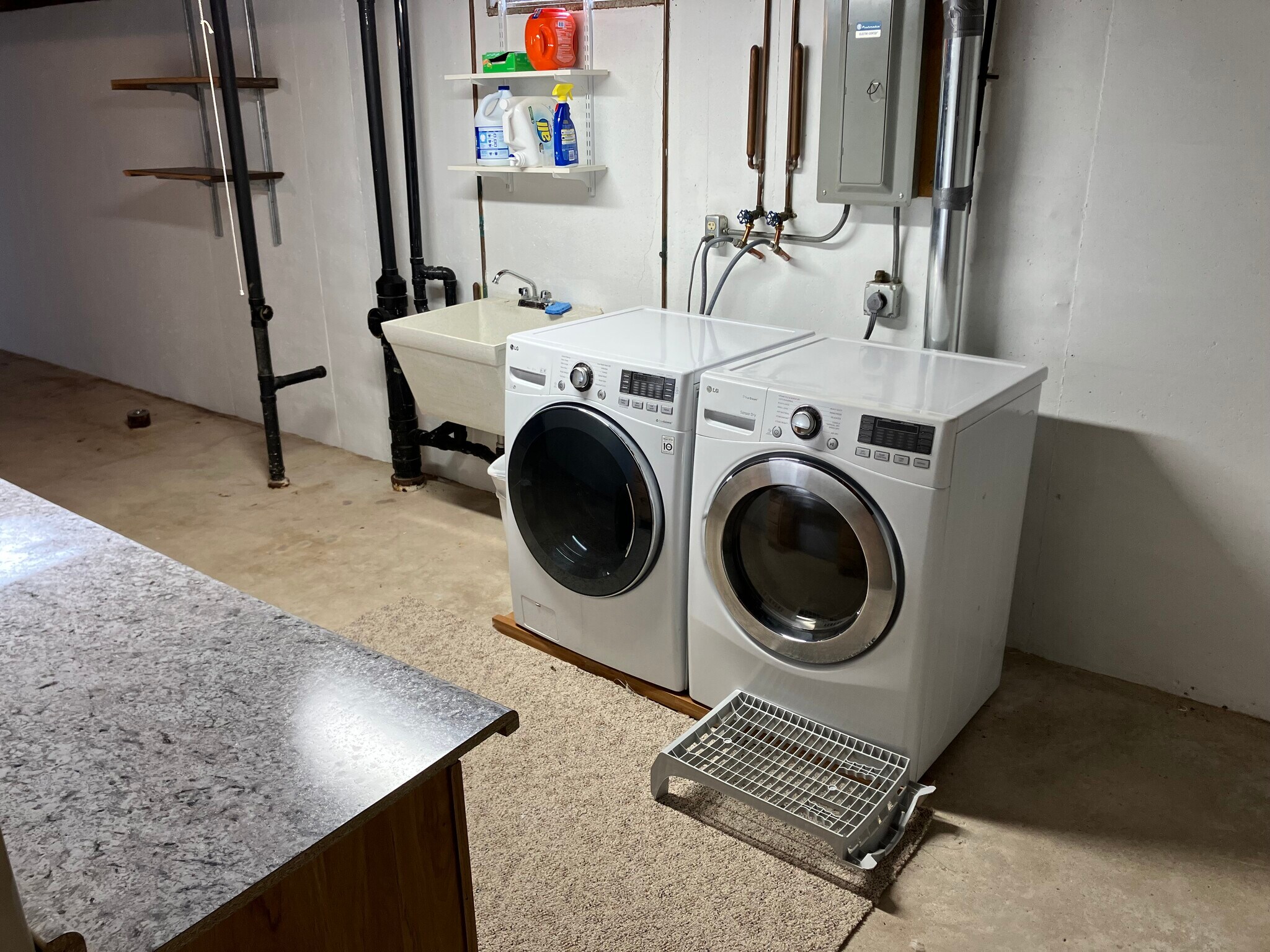 Washer, dryer, folding table - 1385 Maricopa Dr