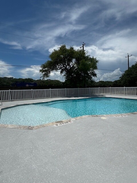 Building Photo - 136 Breezeway Dr