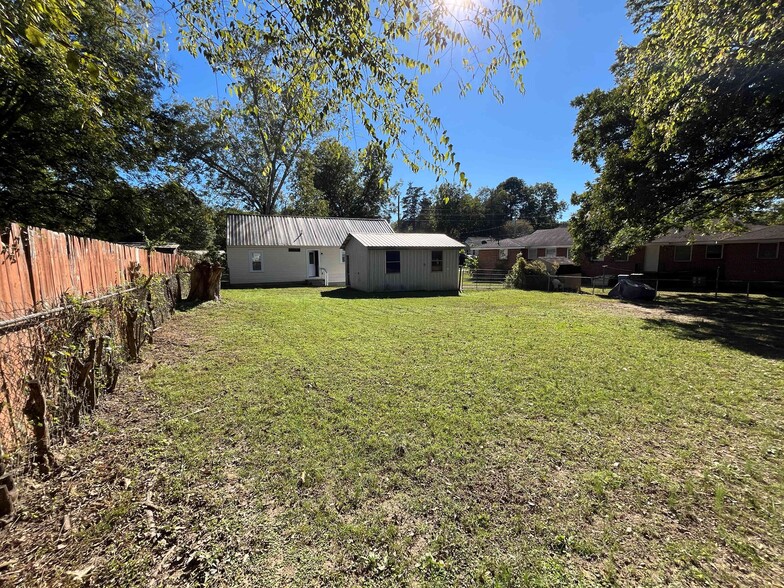 Building Photo - 603 Rock St SE